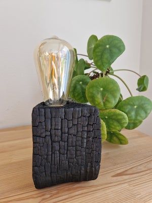 Anden bordlampe, Bordlampen fra Woodlights er fremstillet af brændt egetræ, hvilket giver lampen den
