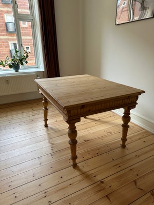 Spisebord, Afsyret fyrretræ, b: 93 l: 120, Sælger fint spisebord inkl. 3 tillægsplade.
Bordet måler 