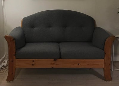 Sofa, uld, 2 pers., Sofaen måler 140 cm, ryghøjde 85 cm,
sædehøjde 42 cm, sædedybde 46 cm.
Sofaen er