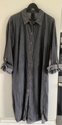 Skjortekjole, Luxzuz, str. XXL,  Næsten som ny, Smart skjortekjole fra Luxzuz i mørk grå med messing
