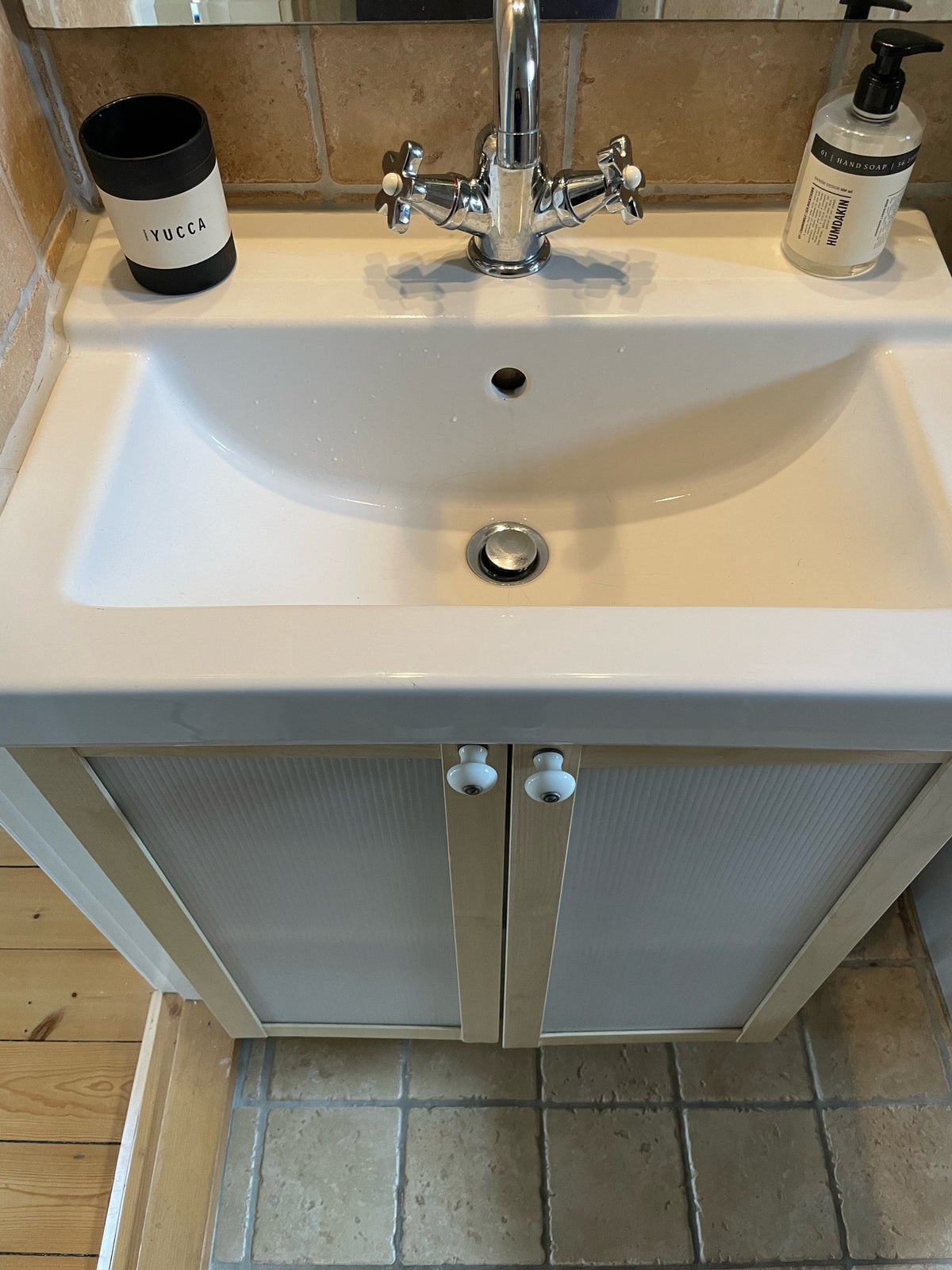 Badeværelsesmøbel med håndvask og overskab
