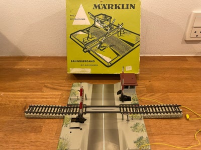 Modeltog, Märklin 7192, skala H0, En fuldautomatisk overkørsel type 7192. Bommene går ned automatisk