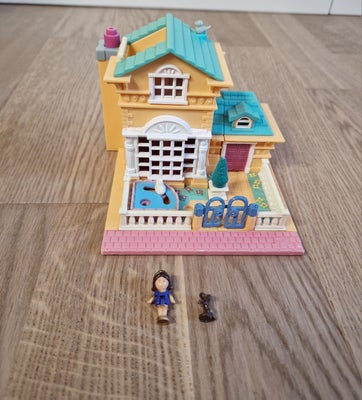 Polly Pocket, Polly's Villa 1994, Polly's storslåede hus består af indhegnet gårdsplads, entre med å