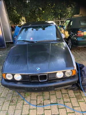 BMW 535i, 3,5, Benzin, 1990, 4-dørs, Bilen har overflade rust men kan nemt slibes af med sandpapir o