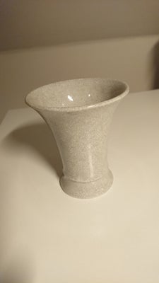 Porcelæn, vase, Lille grå krakelee vase uden stempler. Højde på 10 cm og øvre diameter på 9 cm.
Inta