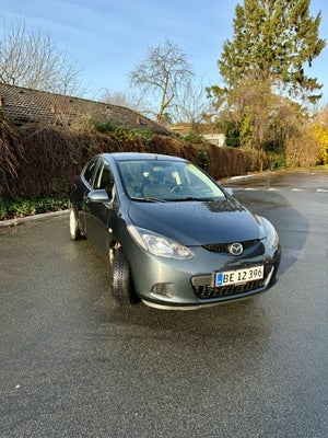 Mazda 2, 1,3, Benzin, 2009, km 128620, mørkeblåmetal, træk, nysynet, aircondition, ABS, airbag, alar