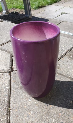 Krukke, To keramik krukker/Vaser, velegnet til både i stuen og på terrassen

A- Farve: Lilla, Højde: