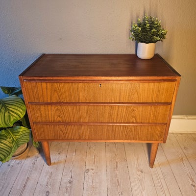 Retro kommode, Teak, Fin retro teak kommode. Bliver ekstra flot ved en kærlig hånd, fra det rette hj