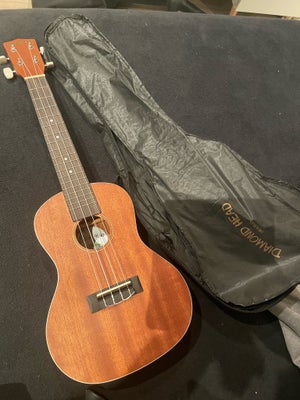 Ukulele som ny, Diamond head, Står som ny. Nypris er 699 kr. er lidt større end dem
Man normalt får 