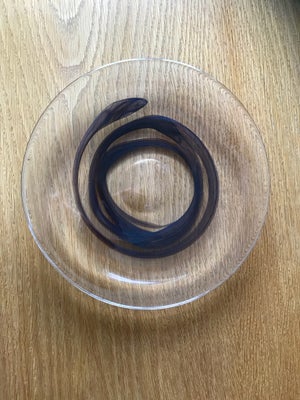 Glas, Glasfad, Holmegaard, Glasfad med brun cirkel (et tungt fad)
Diameter 22,5 cm
Har en lille rids