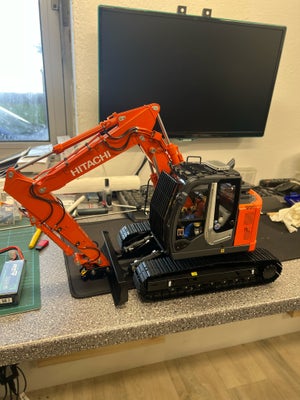 Fjernstyret lastbil, Sfrog Hitachi Zx135us skiver edition 3 arm, skala 1/14, Har denne fine lille gr