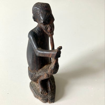 Afrikansk Makonde Træfigur, En ældre håndskåret figur i palisander af en siddende mand der ryger en 