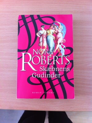 Skæbnens Gudinder, Nora Roberts, genre: romantik, Bogen er på dansk og i paperback. Den er i god sta