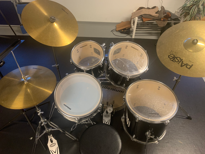 Trommesæt, Millenium MX222BX Standard Set BK, Brugt stand, men alt virker. Har en Paiste ridebække o