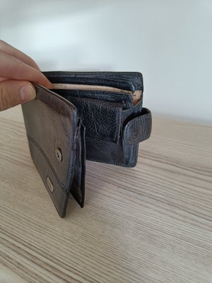 Kortholder, Nice real leather wallet., Very durable and will last long. Many pockets and is not big 