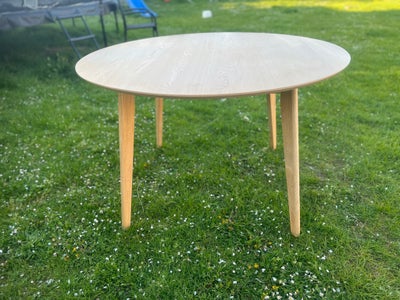 Spisebord, Egetræ, Dansk, Lækkert egetræ rundt spisebord
Ingen hakker eller skrammer.
Ø:118cm
H:74cm