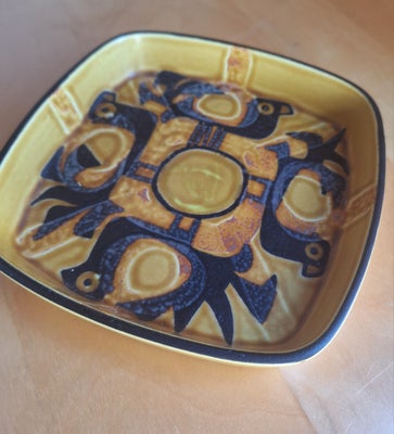 Keramik, Pynte fad, Royal copenhagen, Dette sorte og gule fad måler 17x17 cm og er i fin stand uden 
