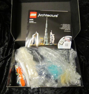 Lego Architecture, 21052 DUBAI, 21052 Architecture Dubai samlet en gang adskilt og lagt i poser.
