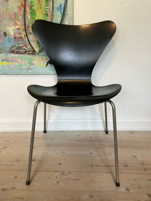 Arne Jacobsen, stol, 3107, AJ 7 - sort syver stol - ældre model, en anelse blød ryg, men ellers pæn 