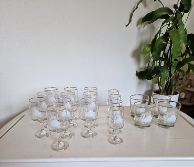 Glas, Glas, Skønne vintage glas.

Glassene er med flot guldkant og har fint hvidt svane design på de