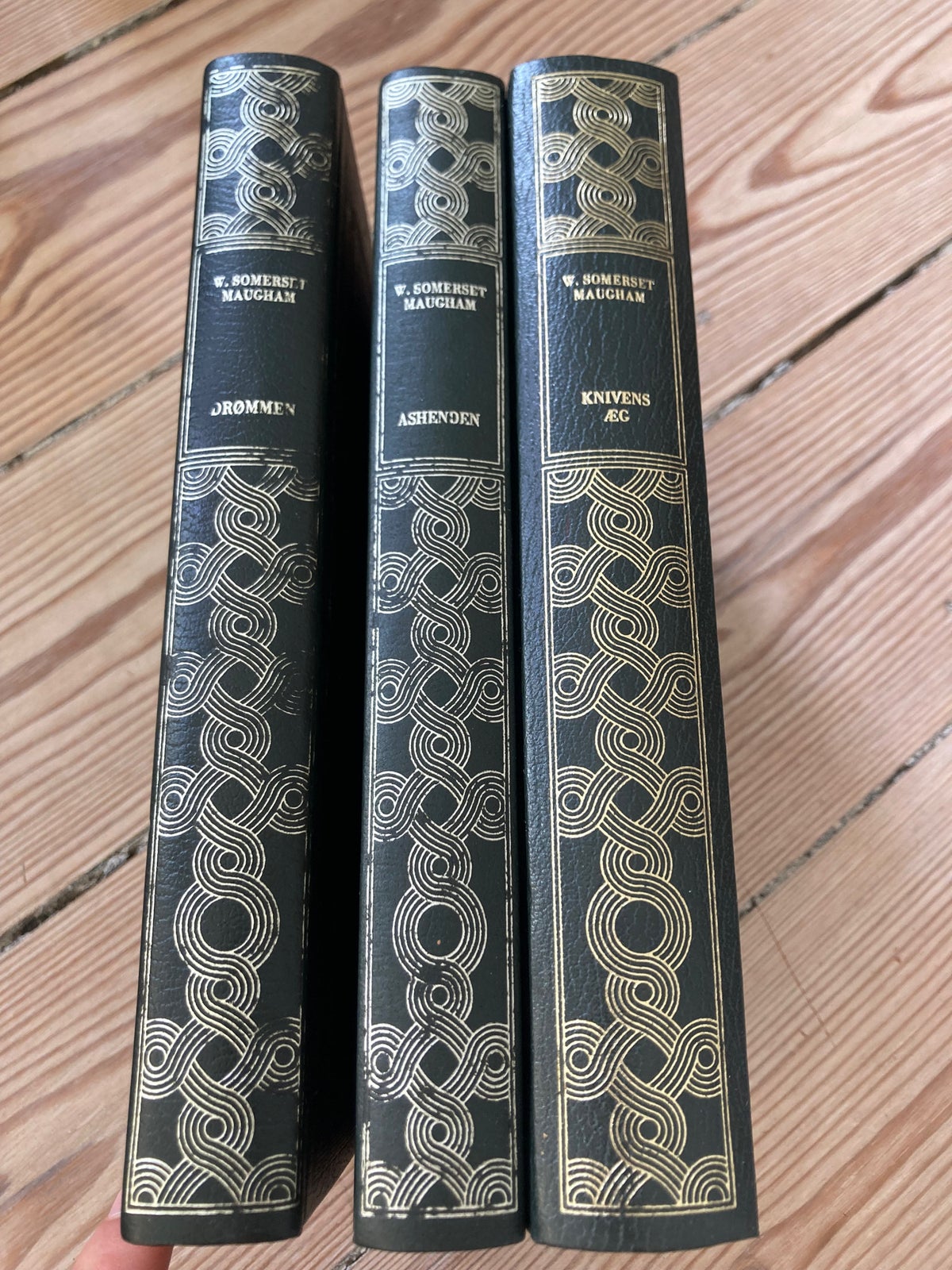 Tre titler, W. Somerset Maugham, genre: roman