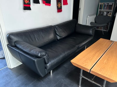 Sofa, læder, 3 pers. , Girona, Velholdt sort lædersofa, med ben i børstet stål, sælges pga. fejlkøb.