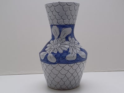Keramik vase, Sælger en lækker keramikvase til sommerens  buketter. Smukt håndværk, signeret men kan