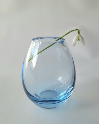 Vase, Design Per Lütken, Hellas, Holmegård, Akvablå dråbevase i tykt lyseblot glas. H. 11 cm. Diam. 