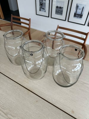 Vaser, House Doctor, Glasvase / lanterne

Åbning 12 cm
Højde 27 cm
Brugt én gang til havefest
Kan hæ