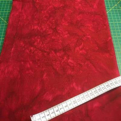Stof, 110x80 cm Bali Batik patchwork stof i flot mørkerød. Super kvalitet. Jeg sender med BRING og m