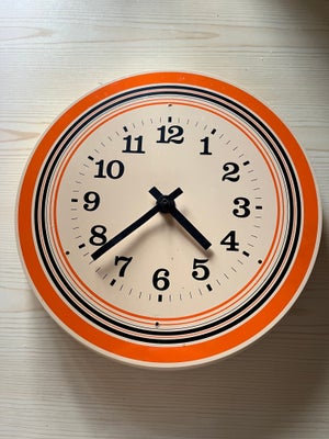 Vægur, Quartz, Retro ur i orange nuance.  
Uret går fint med batteri. 
Ca 22 cm i diameter  
Tror de