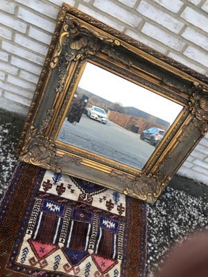 Spejl, Særdeles flot og velholdt gammelt slots spejl, mål 98x88 cm, 100% intakt.
Facet slebet spejl.