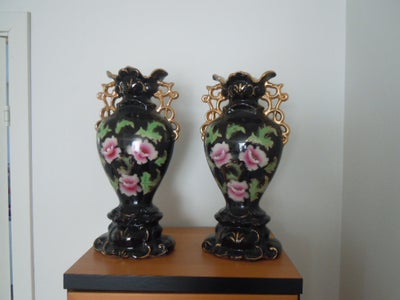 Porcelæn, vaser, 2 gamle vaser som er købt i en antik butik for 50 år siden.
Der er blomstermotiv fo