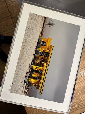 Fotografi, Jan Grarup, motiv: Tankstation i guld, Signeret print af Jan Grarup. Printet på det lækre