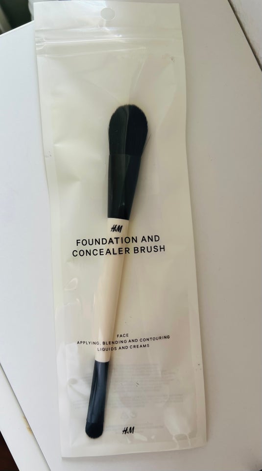 Makeup, NY & UBRUGT - Foundation and concealer Brush