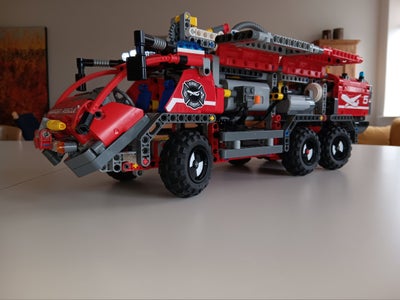 Lego Technic, 42068, Airport Rescue brandbil.
Modellen er opgraderet og udstyret med orginalt lys og