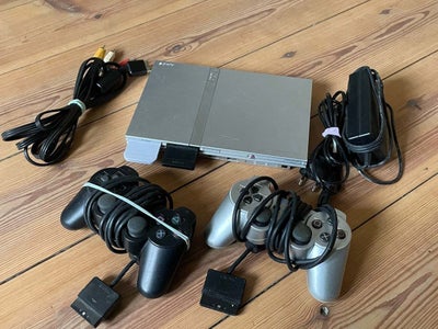 Playstation 2, slim, God, konsol inkl. kabler, 2 controllere og 2 memory card.

