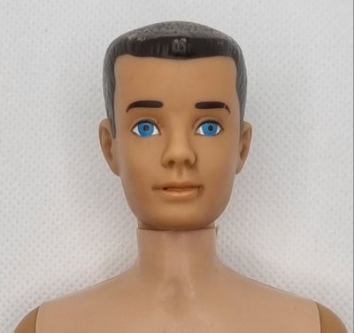 Barbie, Ken vintage, 1960 Mattel. Hawthorne California. Ken med mørkt hår. Dukken er i hård Vinyl. 
