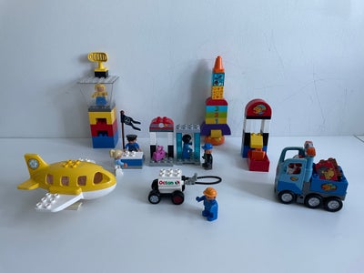 Lego Duplo, Lufthavn med passagerfly og raket-affyringsrampe. 
Ved check-in står der en uniformeret 