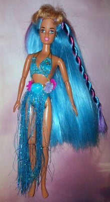 Barbie, Retro Hula Hair Teresa, Hun er i brugt men fin og ren stand :) 

Tjek også mine andre annonc