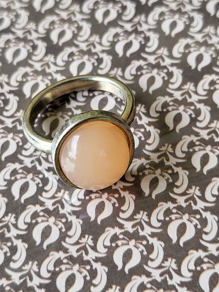 Smykker og sten, Ring med rosa sten