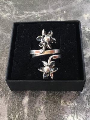 Fingerring, sølv, Kupittaan Kulta, Finsk design ring fra Kupittaan Kulta
Tredimensionel sterling des