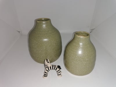 Keramik, Vaser, 2 skønne vaser som har en lækker form. De er lavet i grøn nistret keramik, og de er 
