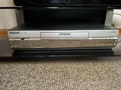 Super VHS, Panasonic, NN-HS830, God, Pæn og velholdt stået i ældre hjem. Incl. Videofilm plus indpak