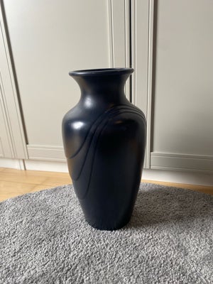 Keramik, Gulvvase, West GERMANY vase i sort. I bunden står der scheurich. 506-41 cm.
I fin stand, me