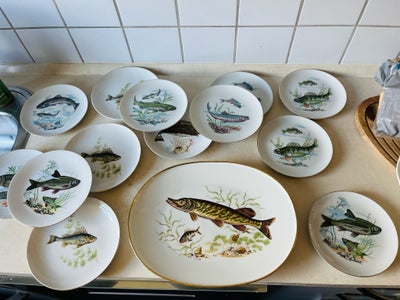 Porcelæn, Fad og tallerkener, Stort fiskefad med gedde og 13 tallerkener med forskellige fiskemotive