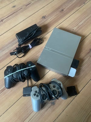 Playstation 2, Slim, God, konsol inkl. kabler, 2 controllere og 2 memory card. 