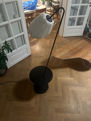 Standerlampe, Tom Rossau, Floor light
Gulvlampe
Standerlampe

145 cm i højden
40 cm diameter bord

F