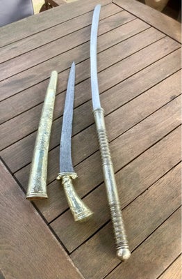 Andre samleobjekter, Sværd, Et burmesisk eller thai tohåndssværd (dha) af klassisk form med 39 cm. l