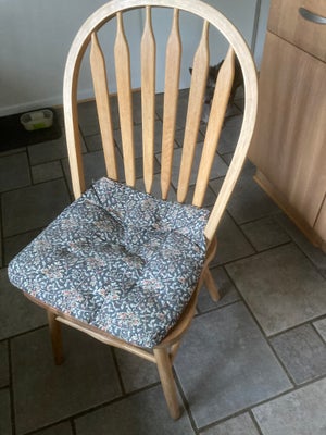Køkkenstol, Solide og velholdte køkkenstole i lyst træ.
Røgfrit hjem.
Sælges samlet. 
Pris kr. 400 f